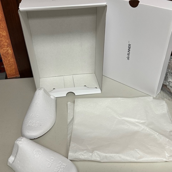 Alo Runner White Replacement Shoe Box - Picture 5 of 12